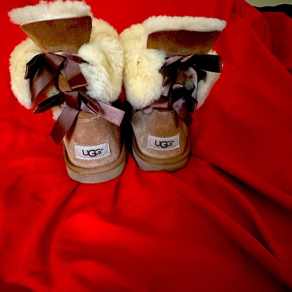 UGG womens 5 Bailey bow 2 bows chestnut soft furry